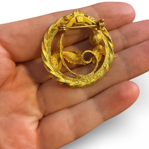 ✨ 3/$15 ✨ Elegant Gold Leaf Faux Pearl Accented Round Brooch - Picture 2 of 2